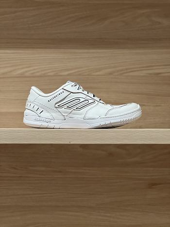 Bagsaaa Balenciaga Hamptons Medium Worn-Out Sneaker in white cowskin and polyester white