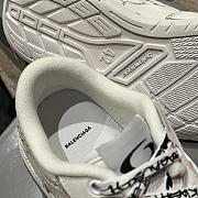 Bagsaaa Balenciaga Hamptons Medium Worn-Out Sneaker in white cowskin and polyester white - 2
