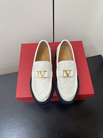 Bagsaaa Valentino Garavani VLogo Signature loafers white