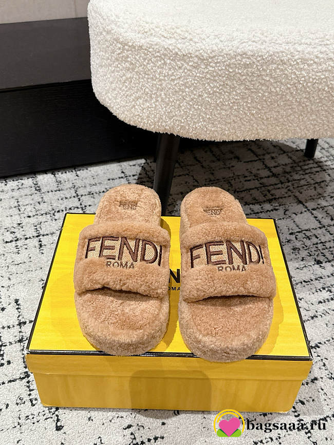 Bagsaaa Fendi Roma slippers beige - 1