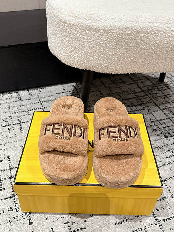 Bagsaaa Fendi Roma slippers beige