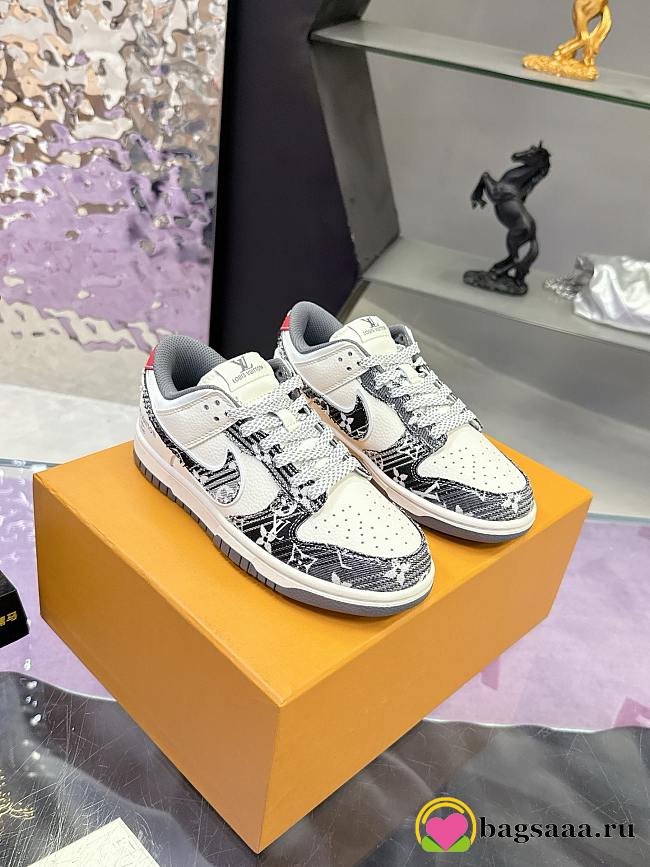 Bagsaaa Louis Vuitton x Nike SB Dunk Low sneakers - 1