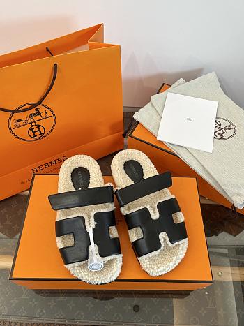 Bagsaaa Hermes Chypre sandal black & shearling