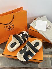 Bagsaaa Hermes Chypre sandal black & shearling - 4