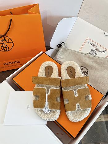 Bagsaaa Hermes Chypre sandal brown & shearling