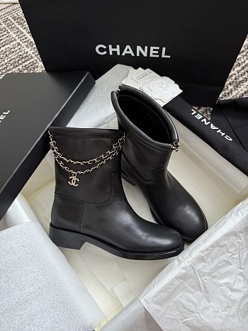 Bagsaaa Chanel black leather boots with gold chain