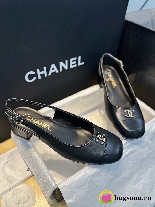 Bagsaaa Chanel slingback pumps in black leather with a gold-tone CC logo - 1