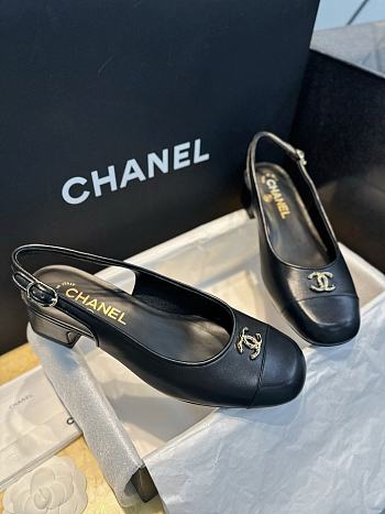 Bagsaaa Chanel slingback pumps in black leather with a gold-tone CC logo