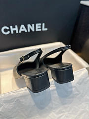 Bagsaaa Chanel slingback pumps in black leather with a gold-tone CC logo - 4
