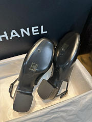 Bagsaaa Chanel slingback pumps in black leather with a gold-tone CC logo - 3