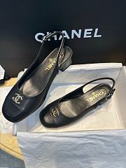 Bagsaaa Chanel slingback pumps in black leather with a gold-tone CC logo - 2