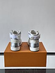 Bagsaaaa Louis Vuitton Rivoli Sneaker Boot in white and silver - 4