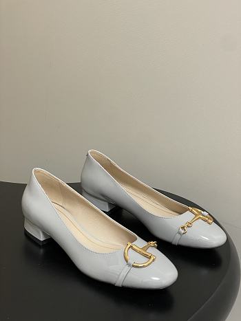 Bagsaaa Gucci Women's ballet flat with half Horsebit 849652 gray patent - 2.5cm