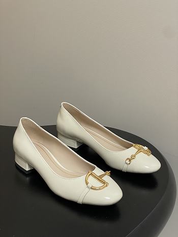 Bagsaaa Gucci Women's ballet flat with half Horsebit 849652 white patent - 2.5cm