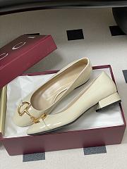 Bagsaaa Gucci Women's ballet flat with half Horsebit 849652 white patent - 2.5cm - 4