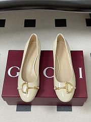 Bagsaaa Gucci Women's ballet flat with half Horsebit 849652 white patent - 2.5cm - 3
