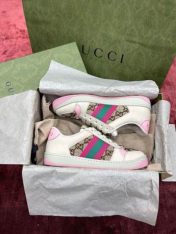 Bagsaaa Gucci Screener sneaker in beige and ebony GG canvas with pink