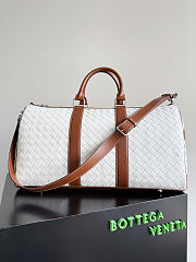 Bagsaaa Bottega Veneta Medium Classic Intrecciato Duffle Bag in white and camel - 55cm - 1