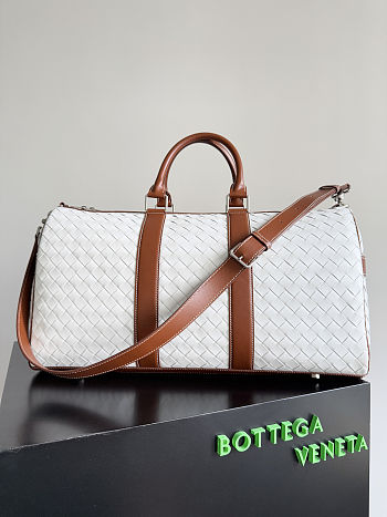 Bagsaaa Bottega Veneta Medium Classic Intrecciato Duffle Bag in white and camel - 55cm