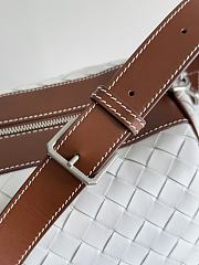 Bagsaaa Bottega Veneta Medium Classic Intrecciato Duffle Bag in white and camel - 55cm - 4