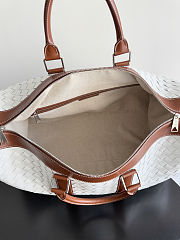 Bagsaaa Bottega Veneta Medium Classic Intrecciato Duffle Bag in white and camel - 55cm - 2