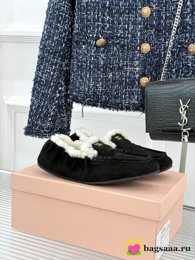 Bagsaaa Miu Miu shearling-lined suede penny loafers in black - 1