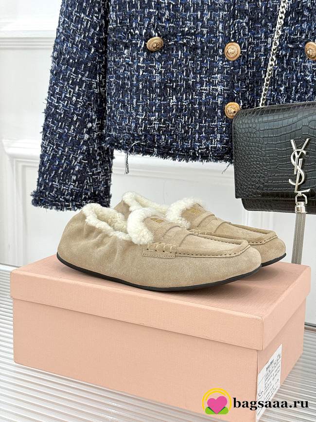 Bagsaaa Miu Miu shearling-lined suede penny loafers in beige - 1
