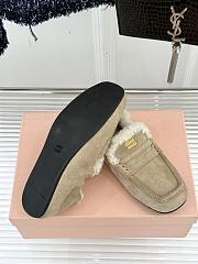 Bagsaaa Miu Miu shearling-lined suede penny loafers in beige - 4