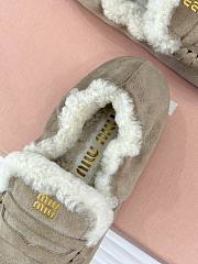 Bagsaaa Miu Miu shearling-lined suede penny loafers in beige - 2