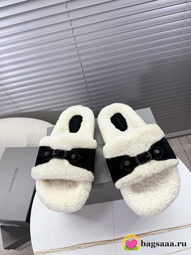 Bagsaaa Balenciaga Furry Slide Sandals with black - 1