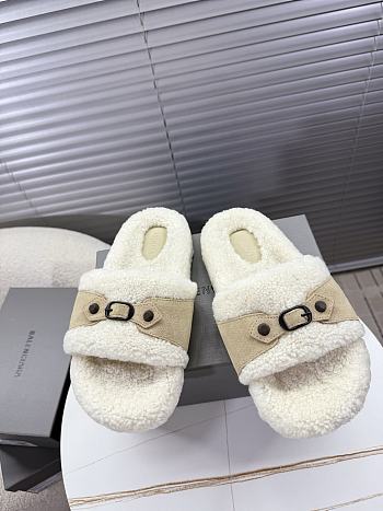 Bagsaaa Balenciaga Furry Slide Sandals with beige