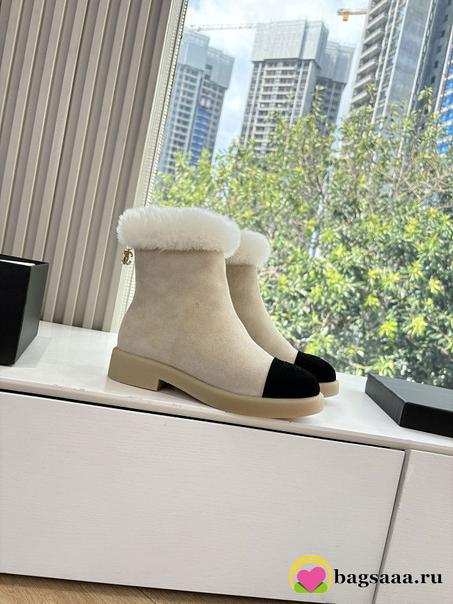 Bagsaaa Chanel Shearling Short Boots beige - 1