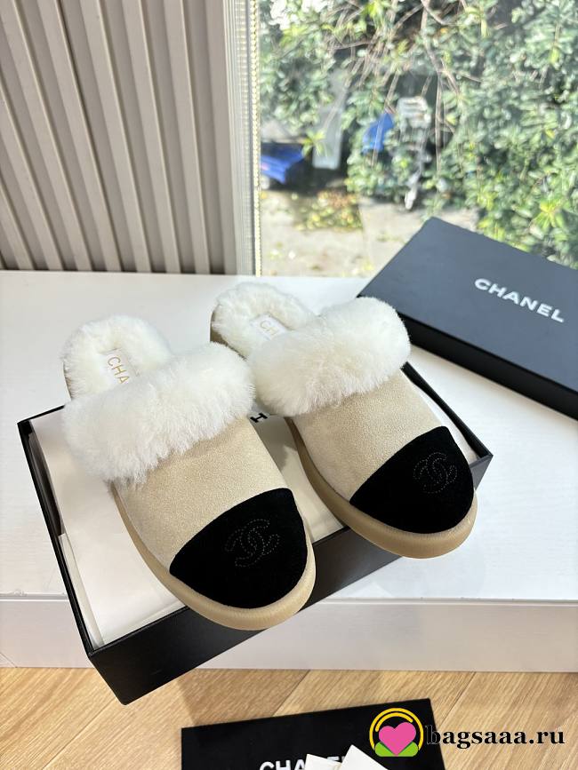 Bagsaaa Chanel Shearling Mules beige - 1