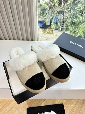 Bagsaaa Chanel Shearling Mules beige
