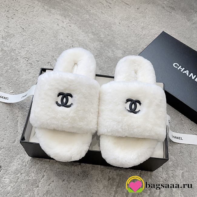 Bagsaaa Chanel white fuzzy slippers with the CC logo - 1