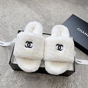 Bagsaaa Chanel white fuzzy slippers with the CC logo - 1