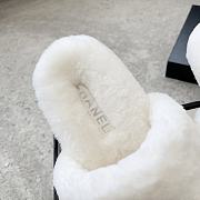 Bagsaaa Chanel white fuzzy slippers with the CC logo - 4