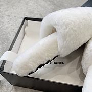 Bagsaaa Chanel white fuzzy slippers with the CC logo - 3
