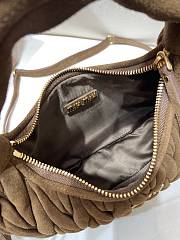 Bagsaaa Miu Miu Wander Matelassé Suede Hobo Bag brown - 20cm - 3