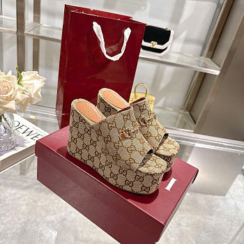 Bagsaaa Gucci Women's wedge sandal with Horsebit 816328 beige