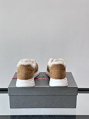 Bagsaaa Prada Prax suede sneakers with shearling trim beige - 3