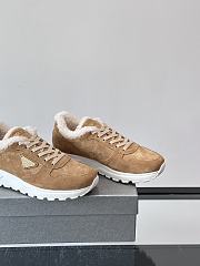 Bagsaaa Prada Prax suede sneakers with shearling trim beige - 2
