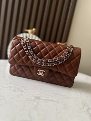 Bagsaaa Chanel Classic Double Flap Bag in brown quilted leather & gold - 25m - 1