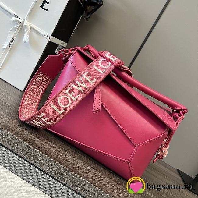 Bagsaaa Loewe Puzzle bag in fuchsia with a wide logo-print strap - 24cm - 1