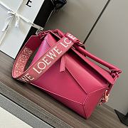 Bagsaaa Loewe Puzzle bag in fuchsia with a wide logo-print strap - 24cm - 1