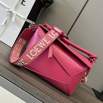 Bagsaaa Loewe Puzzle bag in fuchsia with a wide logo-print strap - 24cm