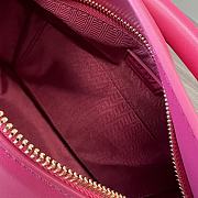 Bagsaaa Loewe Puzzle bag in fuchsia with a wide logo-print strap - 24cm - 3