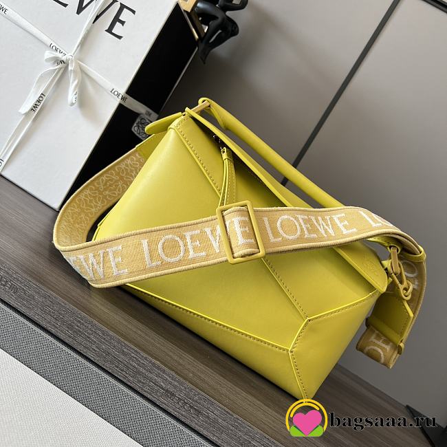 Bagsaaa Loewe Puzzle bag in lime yellow with a wide logo-print strap - 24cm - 1