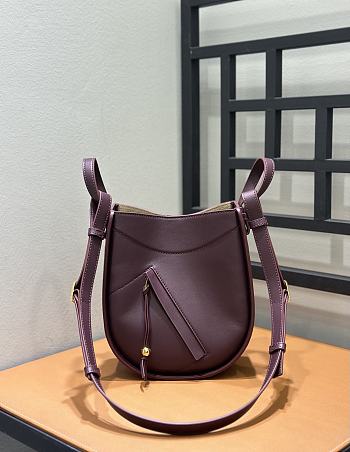 Bagsaaa Loewe Hammock Slice bag in dark burgundy - 24cm