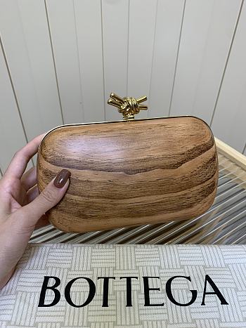 Bagsaaa Bottega Veneta Knot clutch bag with a wooden exterior - 19cm